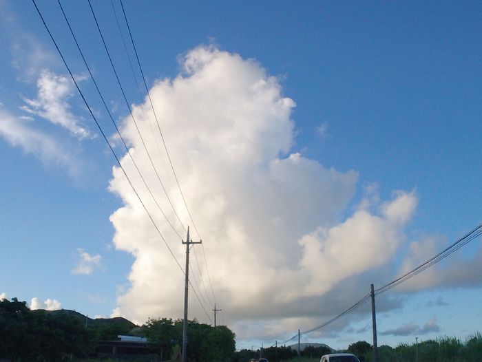 夕暮れ前の夏雲
