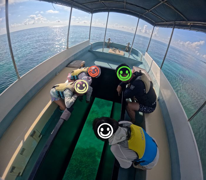 まずはグラスボートで楽しむ