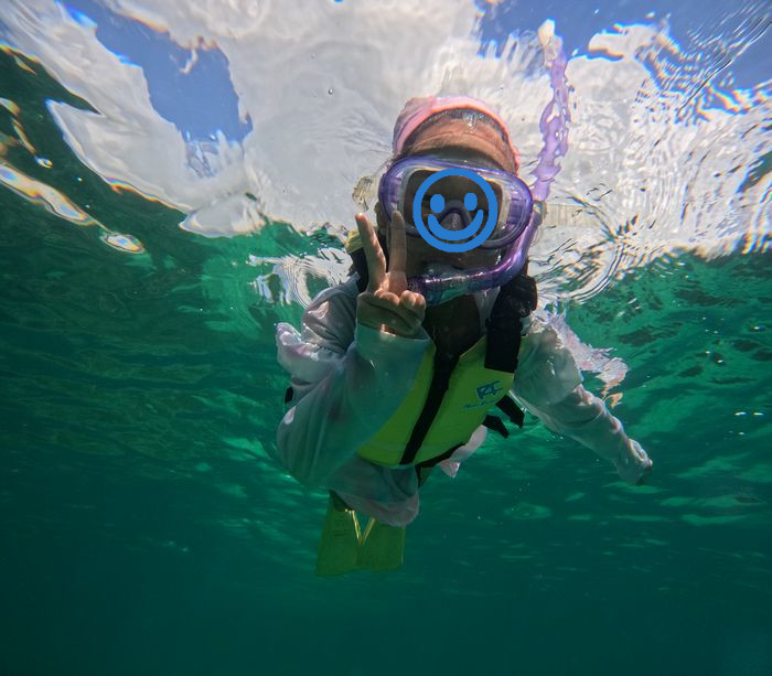 余裕のピースサイン