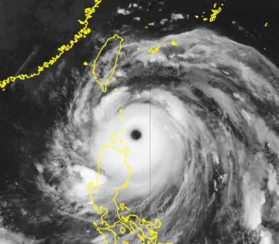 気象衛星ひまわり。台風の目がくっきりと