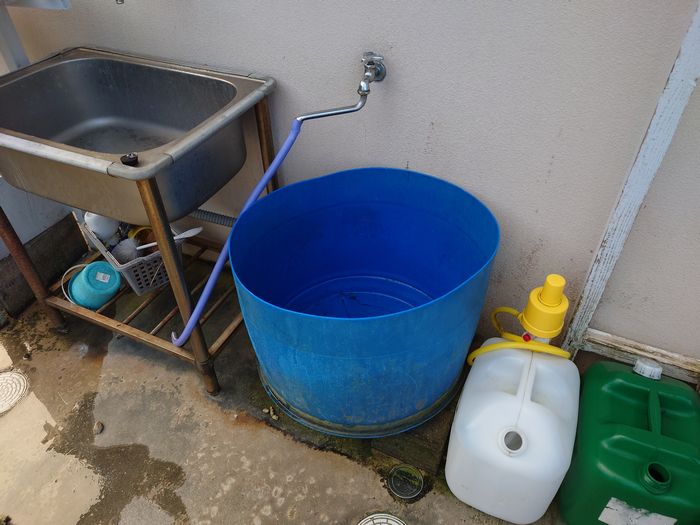 ツアー後、器材を洗浄する樽