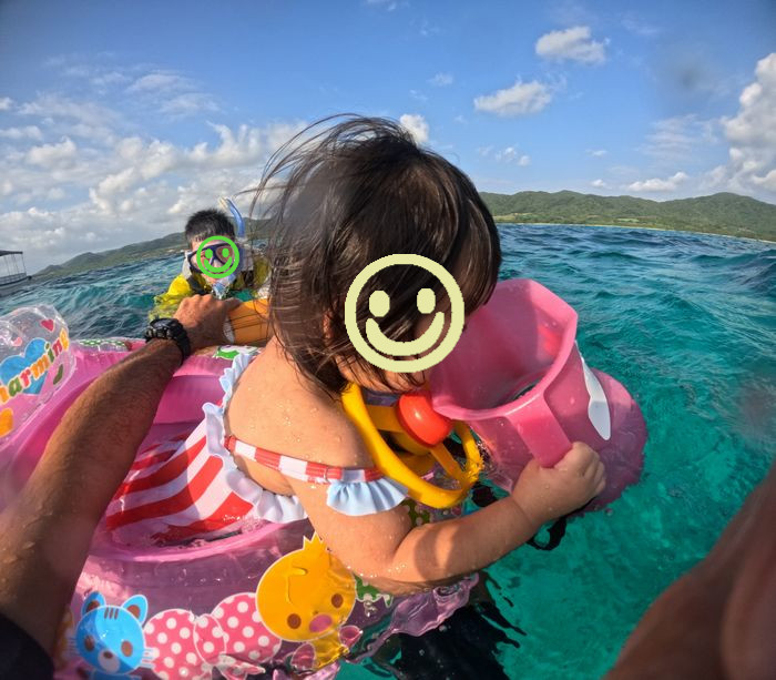 1歳、浮き輪で海を楽しむ