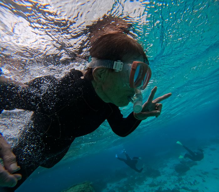 勇気を振り絞ってのピースサイン!84歳 シニア 60歳以上