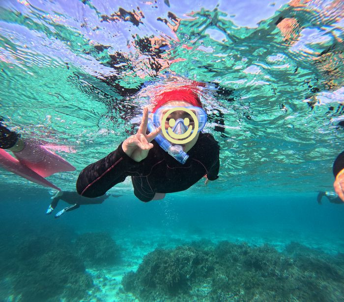 ピースサインのミユお姉さん