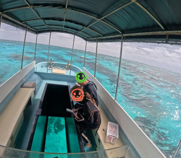 まずはグラスボートで楽しむ