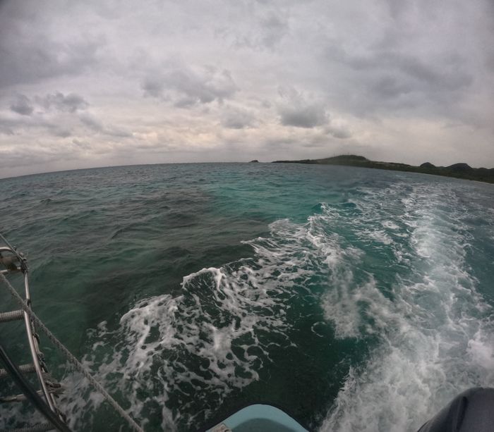 天気はどんよりと