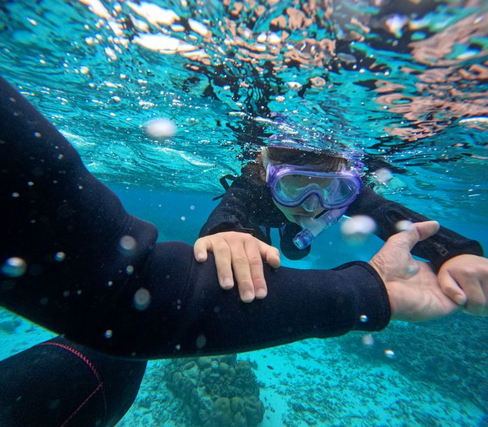 最初は両手つかみ