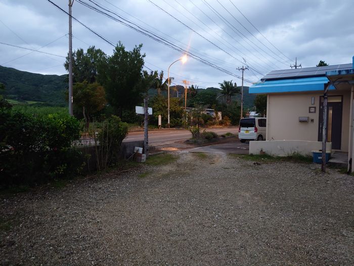 駐車場を眺めて