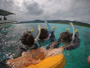 石垣島、冬シュノーケリングを楽しんだ75歳、11歳7歳4歳の皆さん♪
