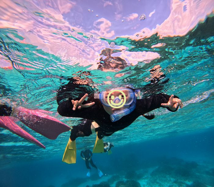 余裕のピースサイン