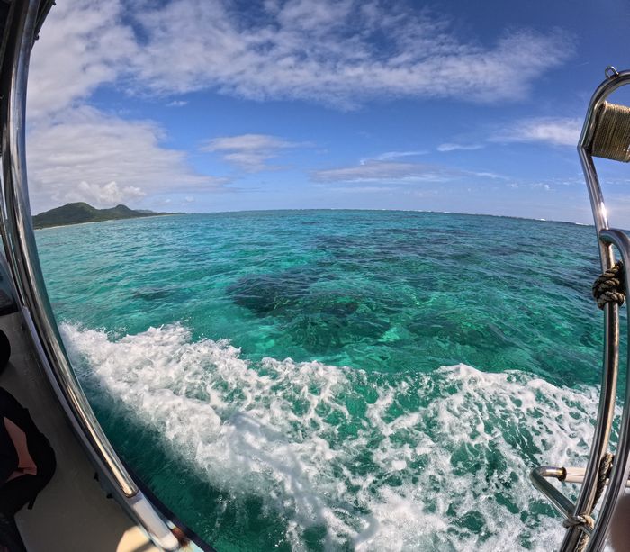 天気は晴れ、穏やかな海