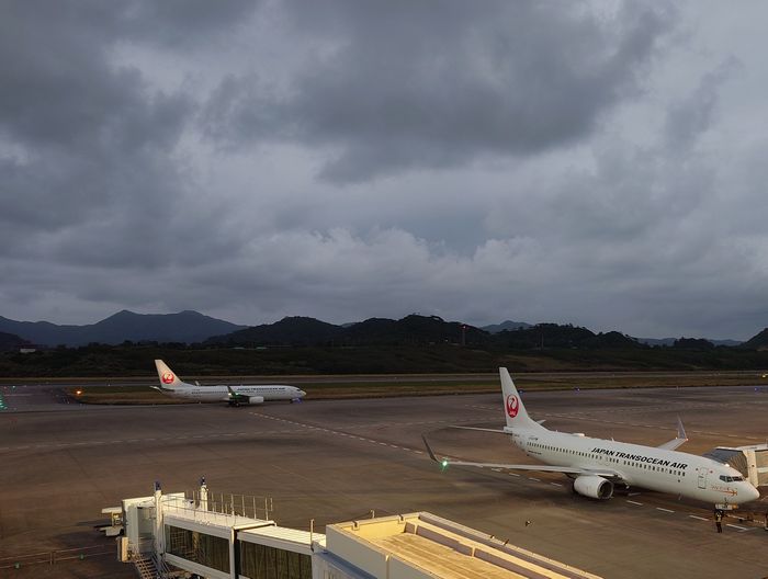 空港、寒波の影響、曇りですね