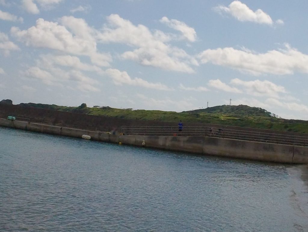 釣りをする青年は