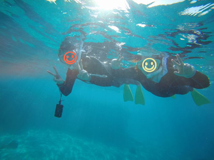 余裕のピースサイン