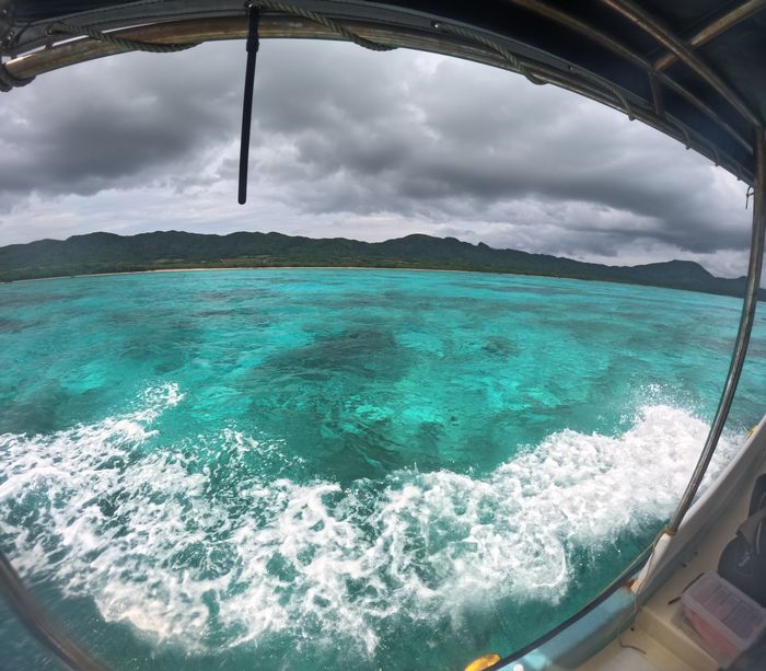 曇っていても透明度高く