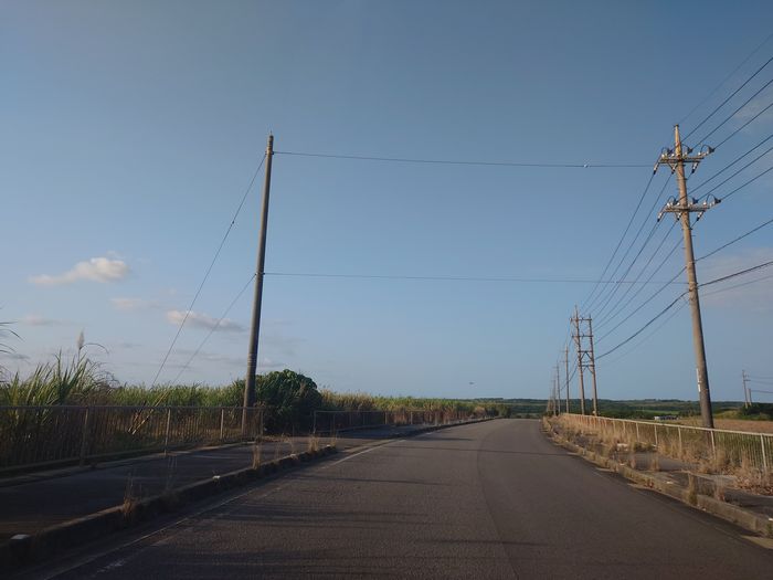 空港近くの道路をドライブ
