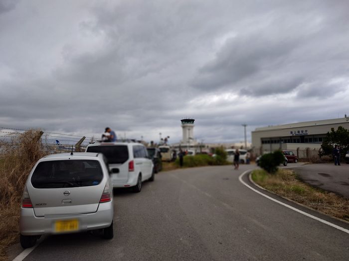 空港近くの道路。