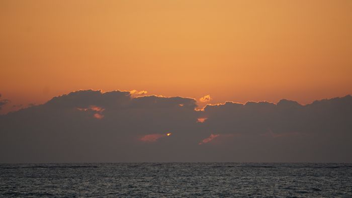 水平線には雲。