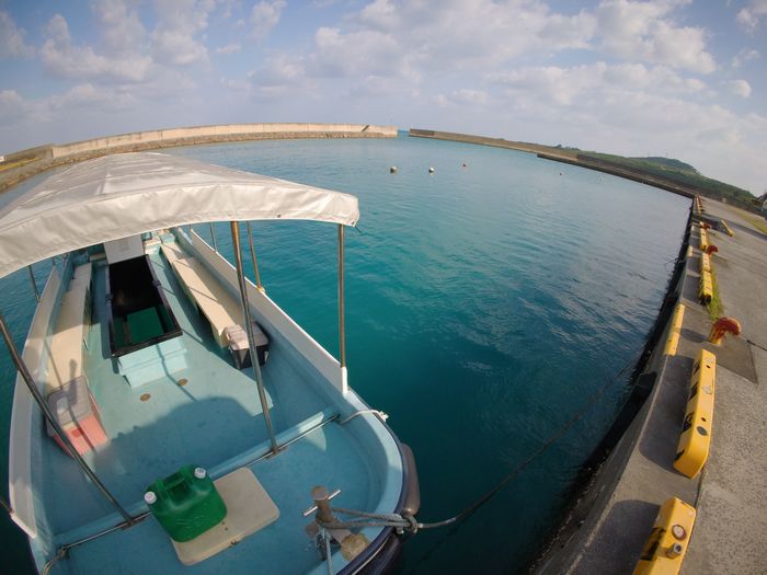 港、ボートの隣には