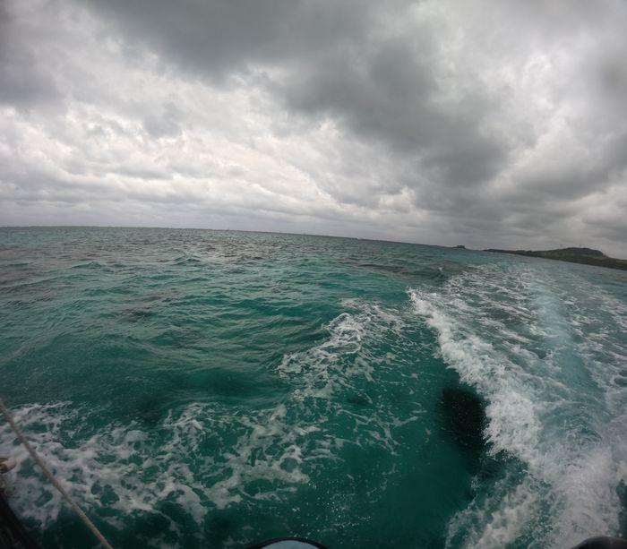 うねりで揺れるボート