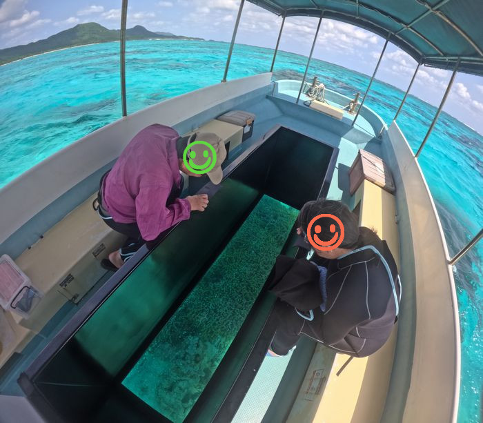 まずはグラスボートで楽しむ