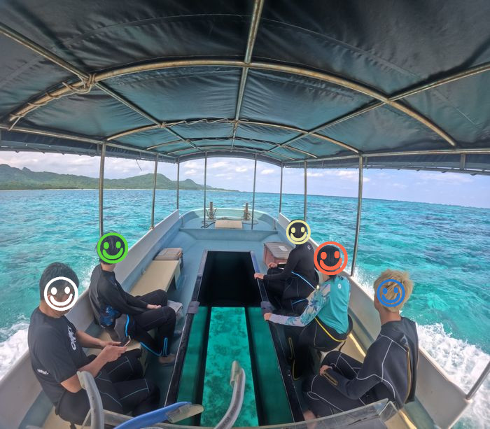 まずはグラスボートで楽しむ