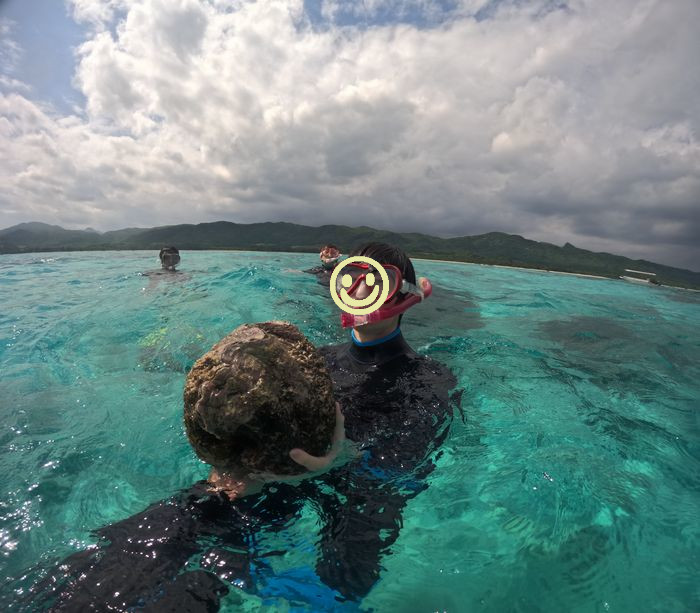 シャコガイを持ち上げてみる