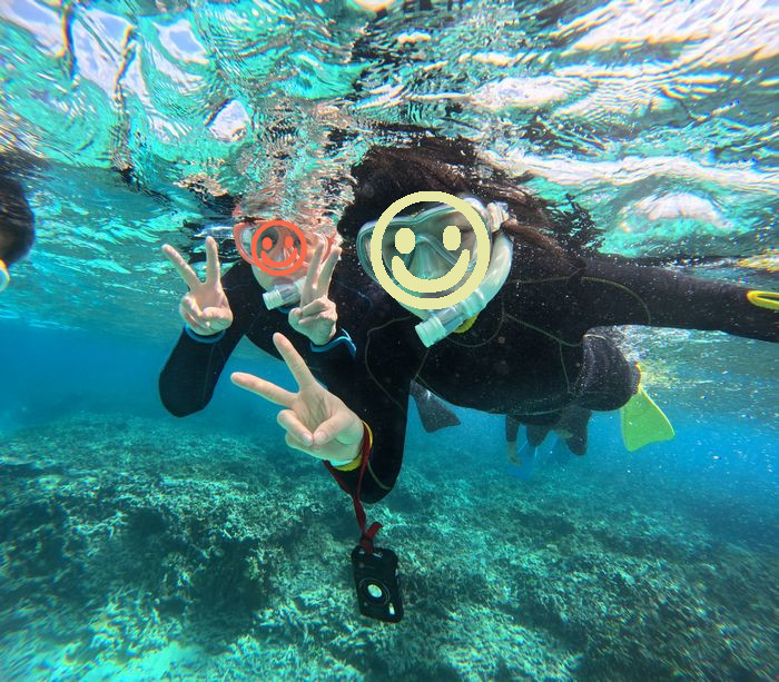 余裕のピースサイン