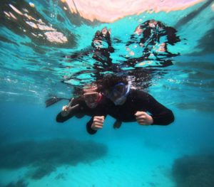 那覇に移動前にひと泳ぎシュノーケリング！お父さんは71歳♪