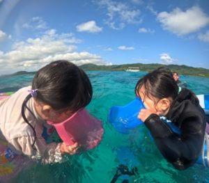 2歳5歳、みーんな笑顔いっぱいシュノーケリング！
