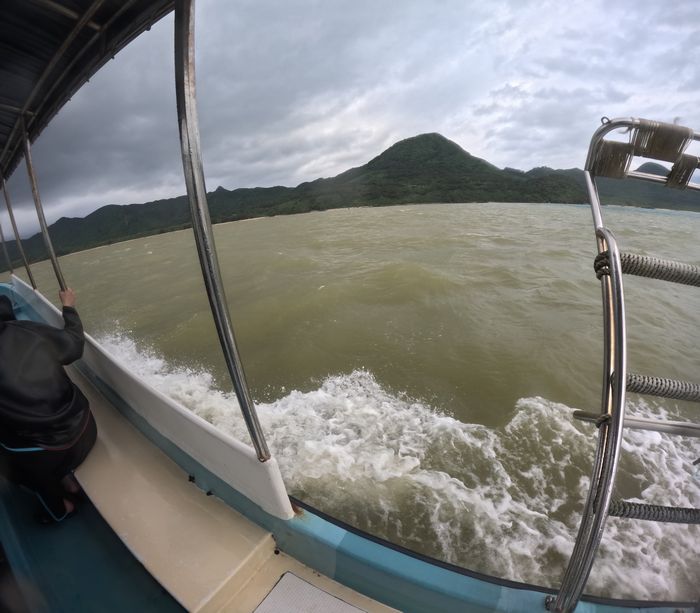 赤土広がる海を突き進む!