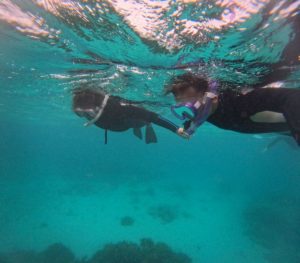 お魚にデコピン当たるかな♪ちびっこも楽しんだ初シュノーケリング！