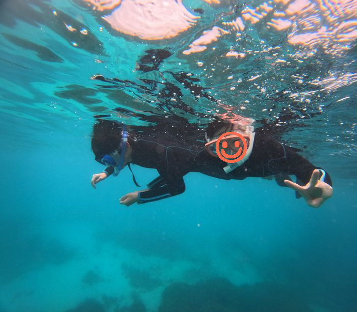 余裕のピースサイン