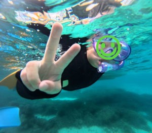 初めてのシュノーケリングなれど、ピースサイン♪