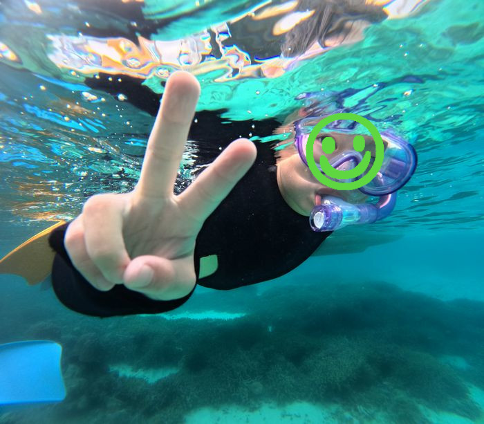 余裕のにっこりピース　マスクデビュー