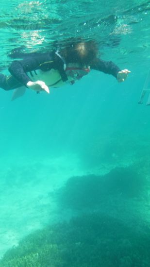 おばあちゃん。浮き輪を離して独り立ちです。