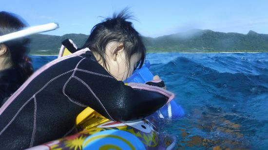 ハルノちゃんは、浮き輪で楽しんでいます。