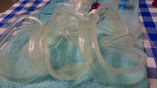 マスクをごしごし洗浄です。