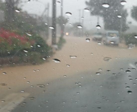 おうちの前。道路が冠水しています。