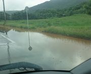 昨日の雨。道路が冠水です。