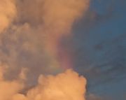 雲の隙間に短い虹