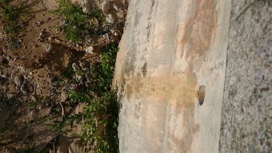 パイプの先は、断崖絶壁です。