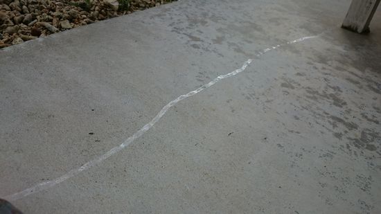 玄関のコンクリに白ーいラインが。