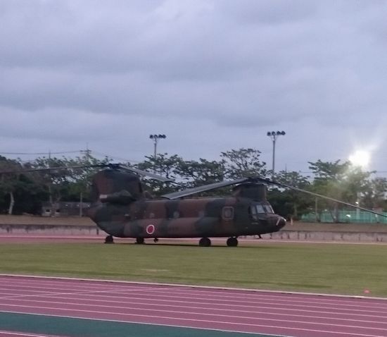 陸上競技場には、ヘリコプター