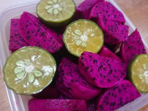 おいしいドラゴンフルーツの食べ方。シークワーサーをしぼってかけて食べましょう！