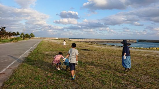 ちび助たちと港の清掃活動です