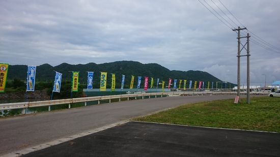 北部の港。入口には、のぼりがいっぱいです