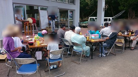 懇親会は、サンシン生演奏です