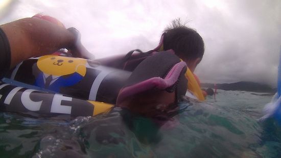 浮輪を掴んでいるその手。。。