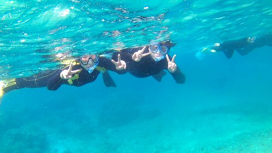 余裕のピースサインです